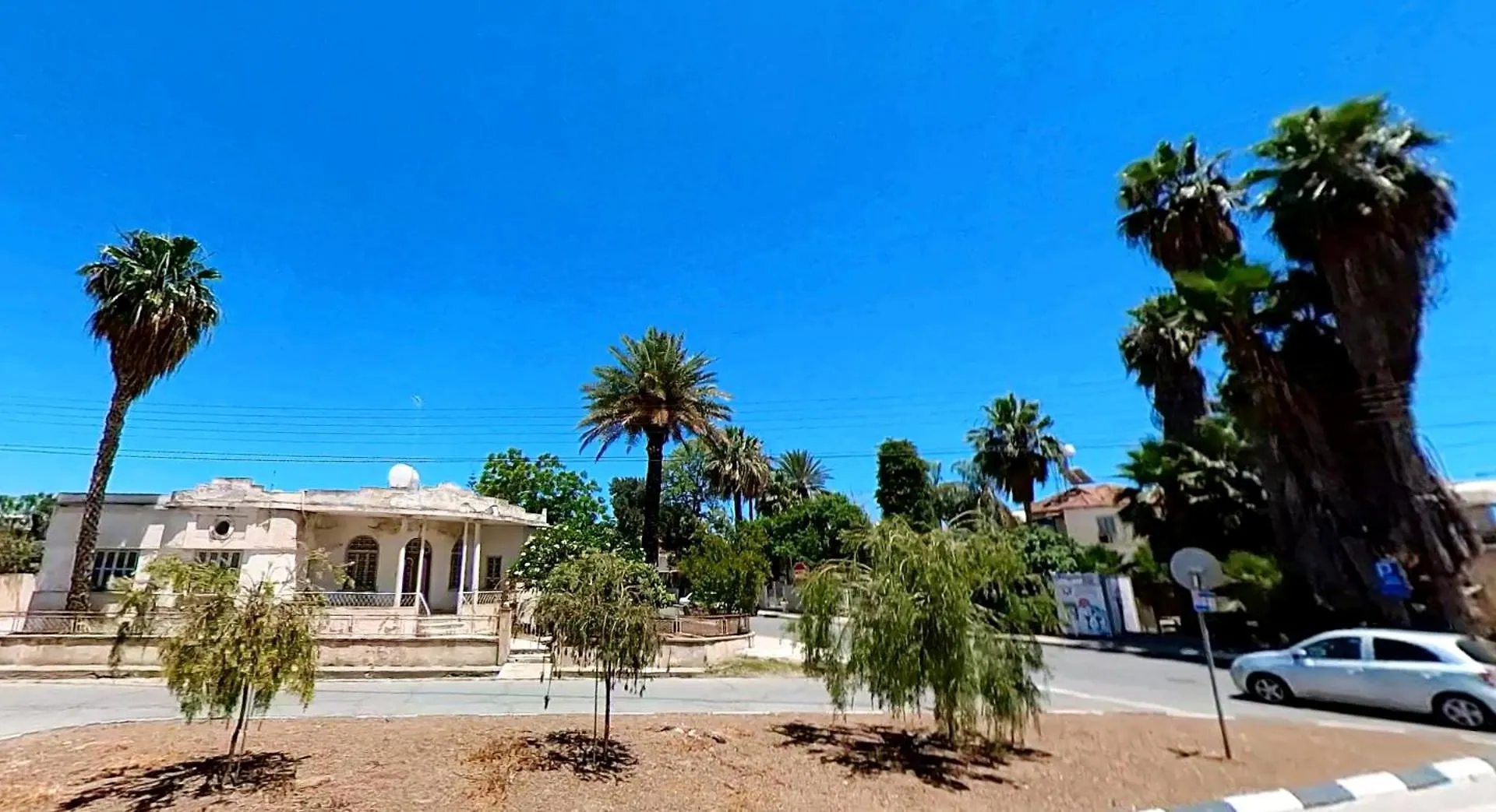 Large Apartment Close To Finikoudes Beach With 2 Balconies Larnaca