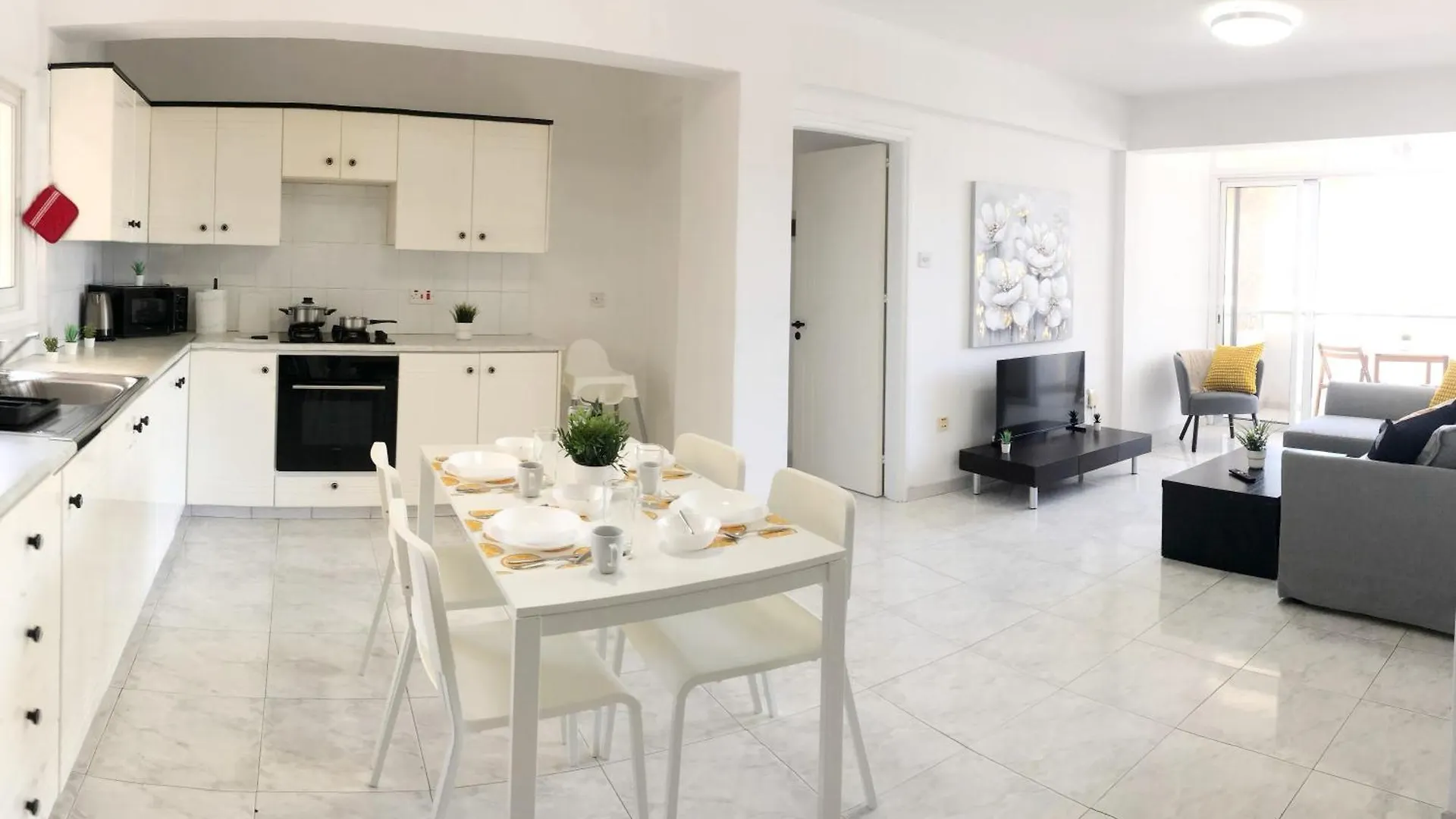 Large Apartment Close To Finikoudes Beach With 2 Balconies Larnaca