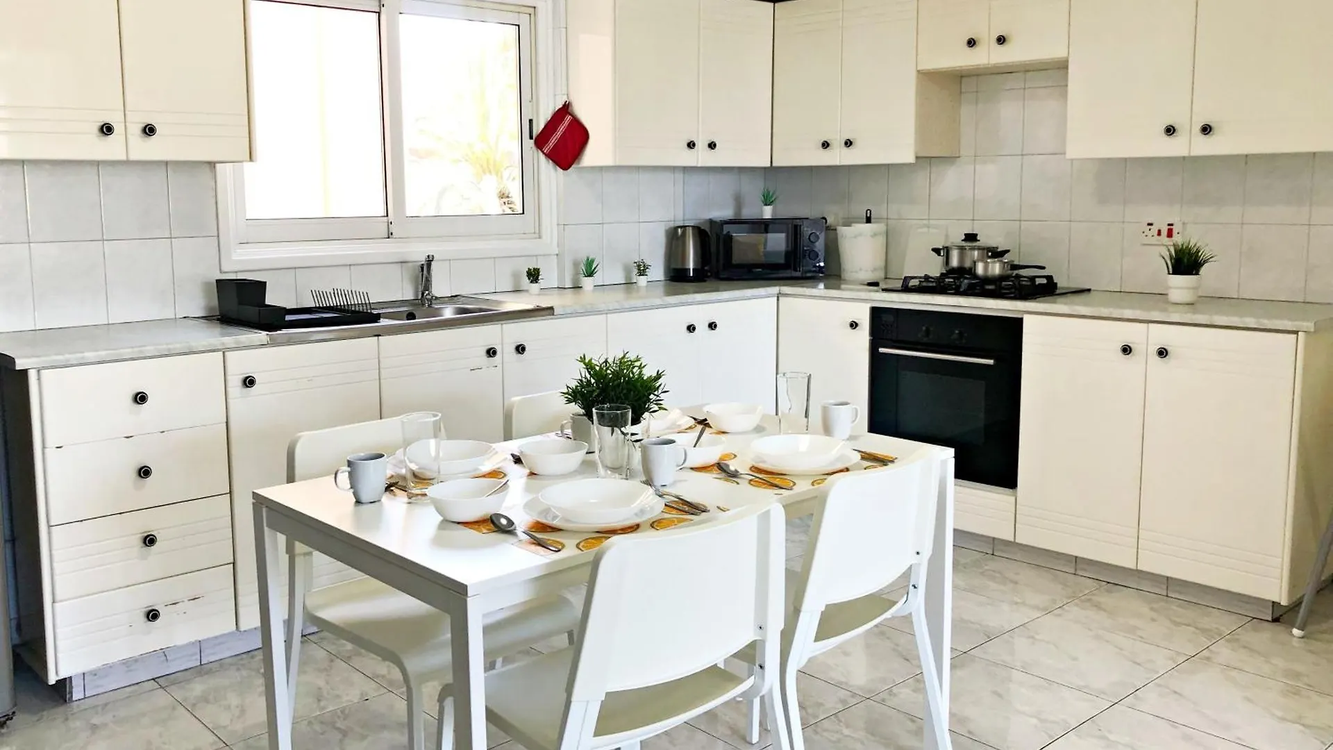 Large Apartment Close To Finikoudes Beach With 2 Balconies Larnaca