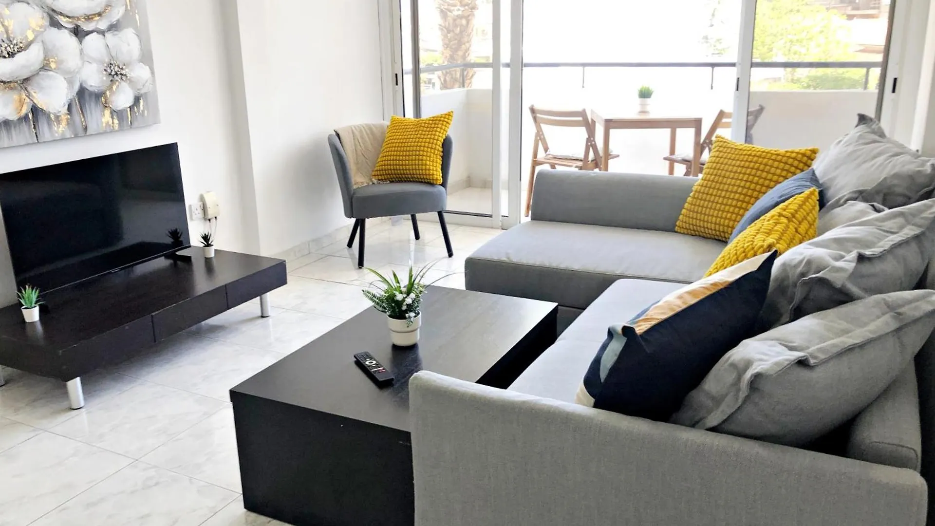 Large Apartment Close To Finikoudes Beach With 2 Balconies contacts
