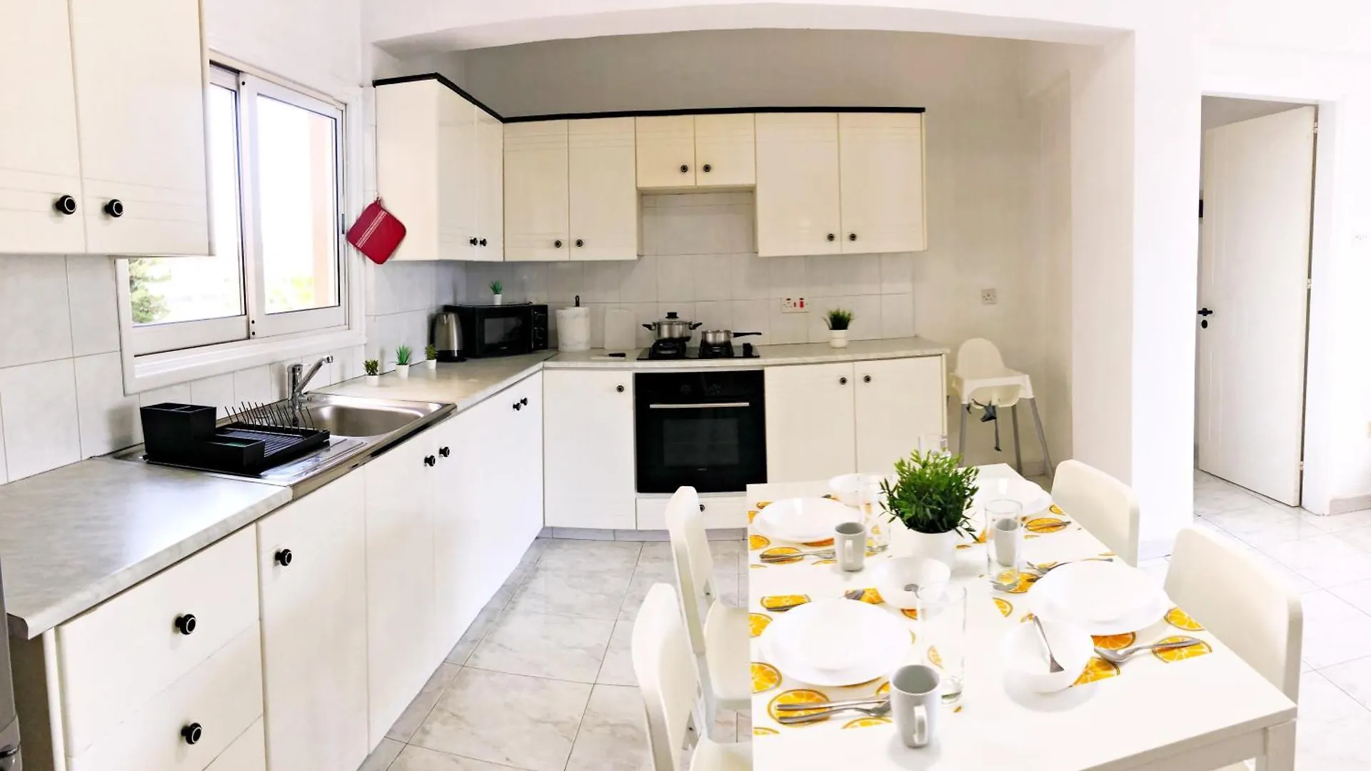 Large Apartment Close To Finikoudes Beach With 2 Balconies Larnaca
