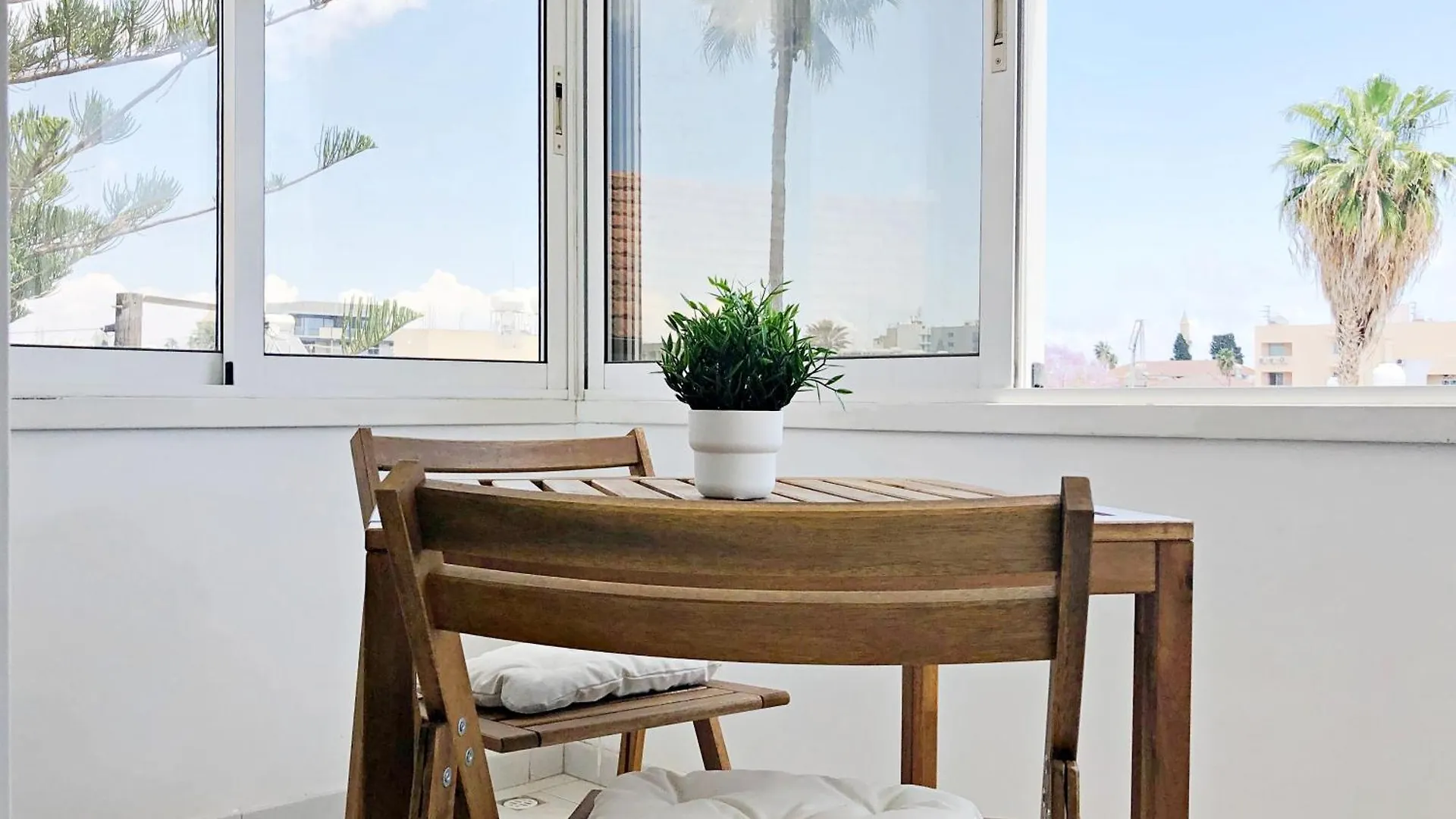 Large Apartment Close To Finikoudes Beach With 2 Balconies Larnaca Cyprus