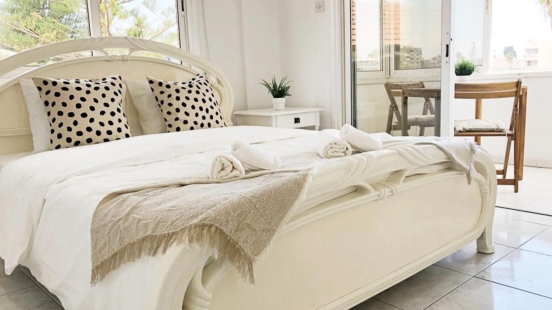 Large Apartment Close To Finikoudes Beach With 2 Balconies Larnaca 0*,