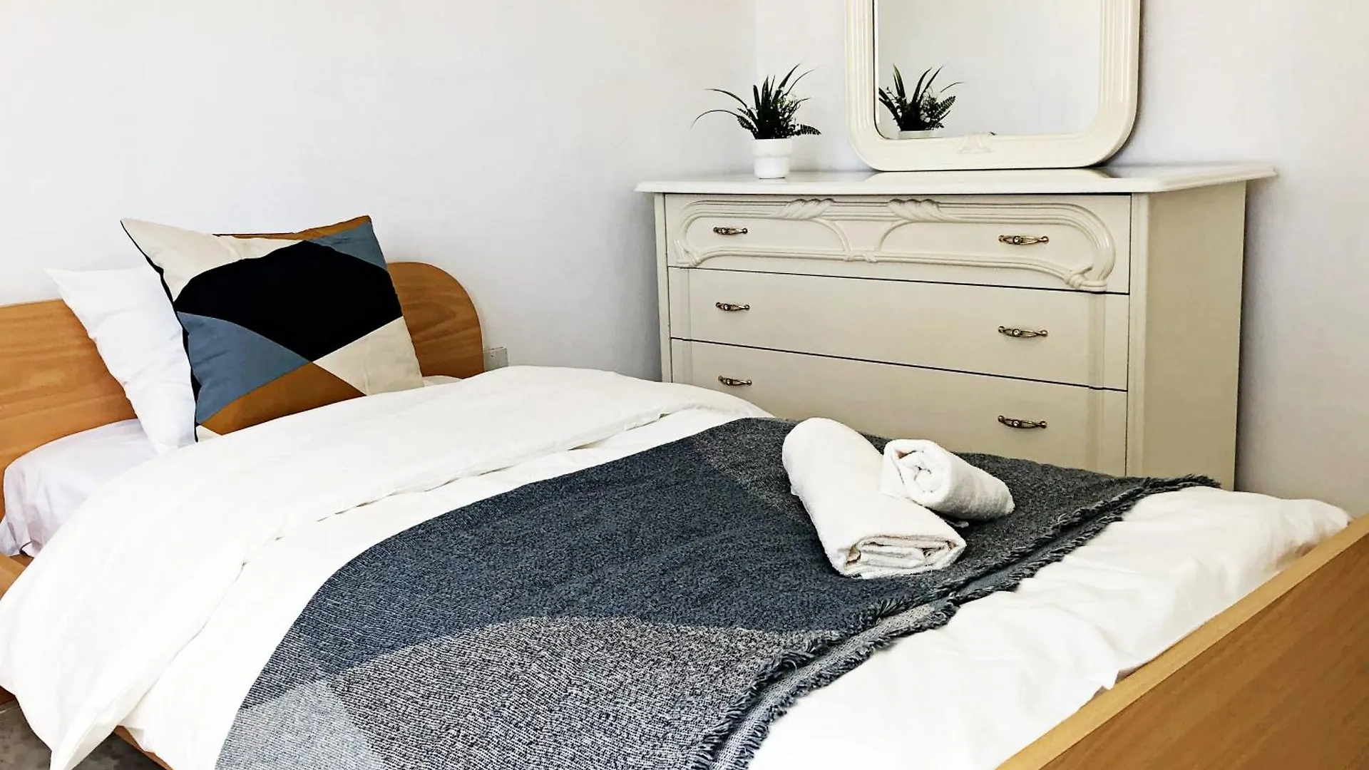 Large Apartment Close To Finikoudes Beach With 2 Balconies Larnaca